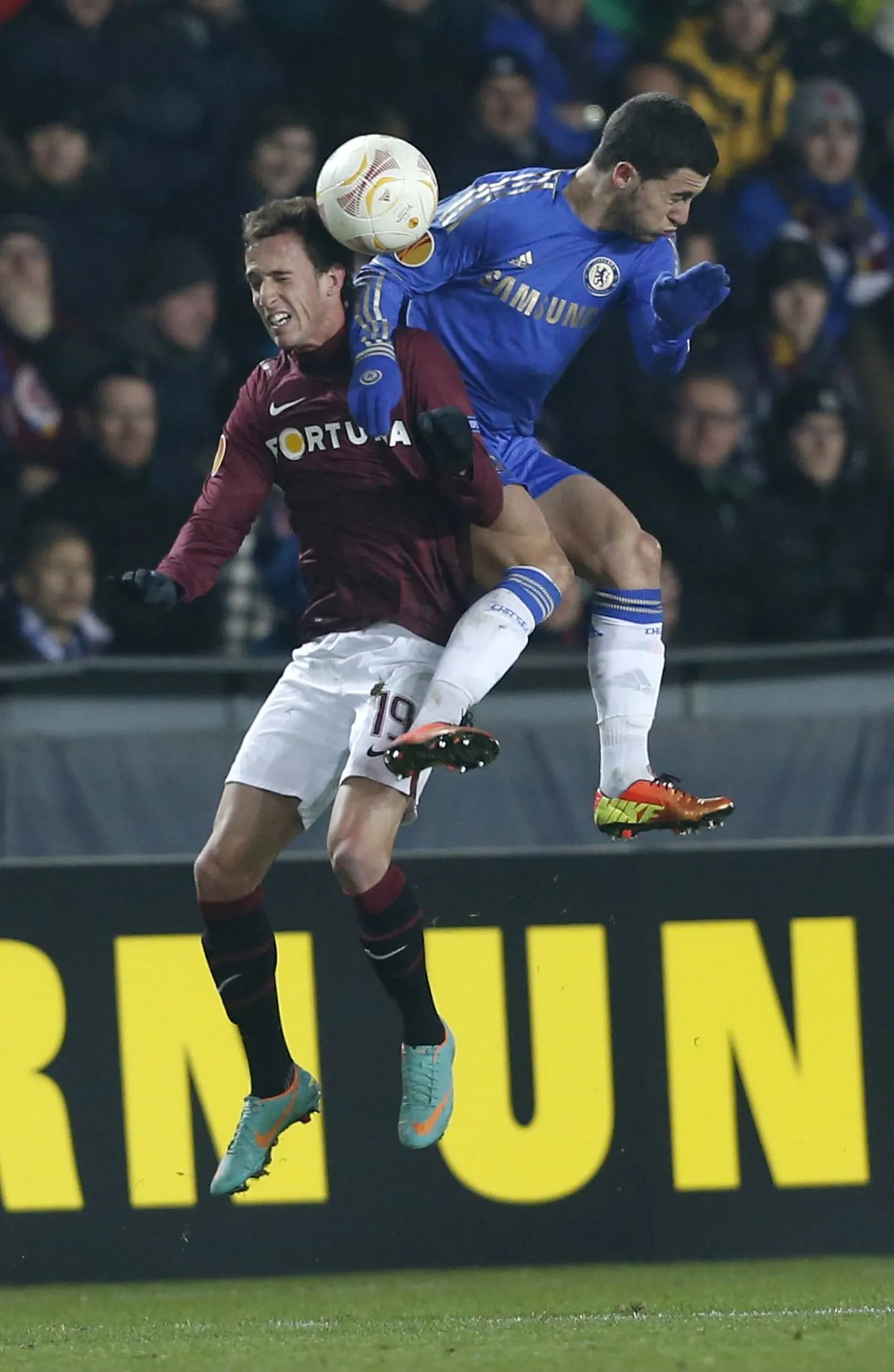 Eden Hazard (paremal) andis Oscarile väravasöödu.