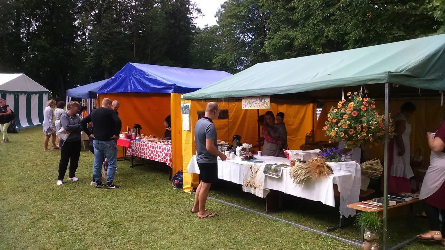 Kirjanduslik toidufestival “Sõna ja soustiga” Muuga mõisas.