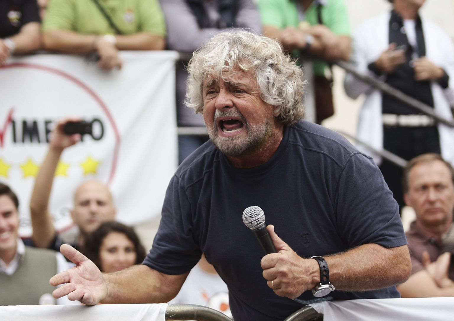 Viie Tähe Liikumise rajaja ja koomik Beppe Grillo kõnelemas ühenduse toetajatele.