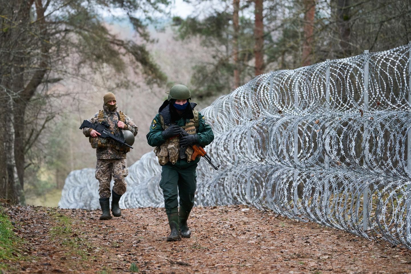 Läti sõdur ja piirivalvur patrullimas Valgevene piiril.