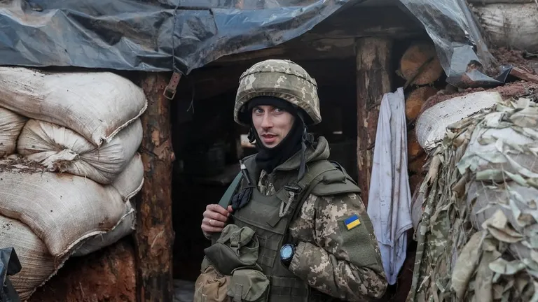 Украинский солдат у границ на востоке Украины
