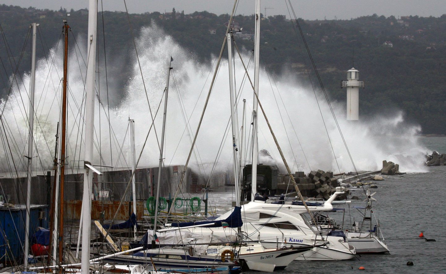 Fotol on 26. septembril Varna sadamat tabanud laine. Sadam on tugeva tuule tõttu olnud suletud.
