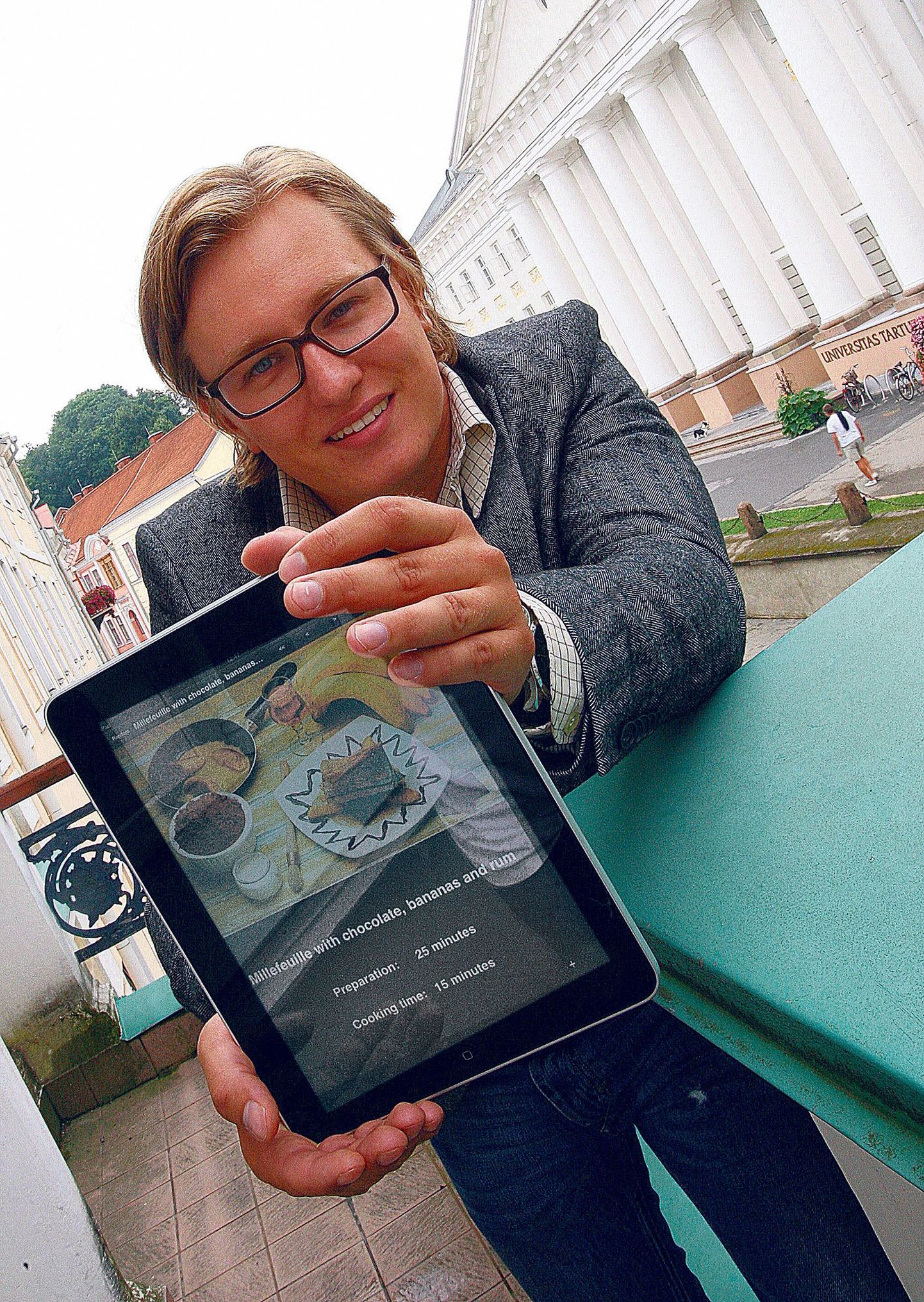 Indilo Wirelessi juht Marius Arras näitab iPadi ekraanilt kokaraamatut, millesarnaseid võib peagi igaüks oma lemmikretseptidest kokku panna.