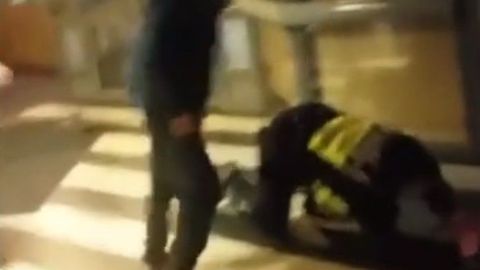 Видео: пьяный подросток избил в рижской школе полицейского  