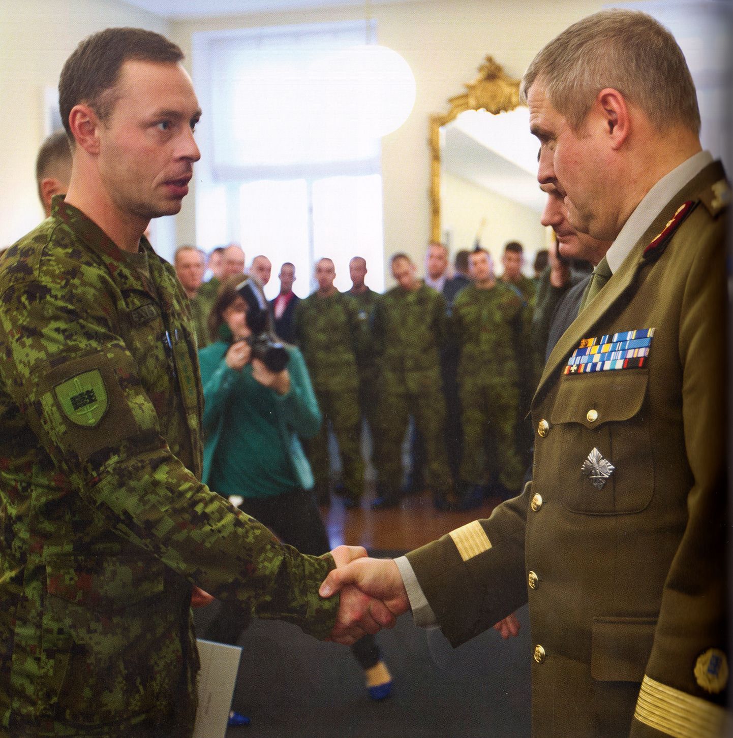 Майор Денис Метсавас и главнокомандующий Сил обороны Эстонии Рихо Террас.
