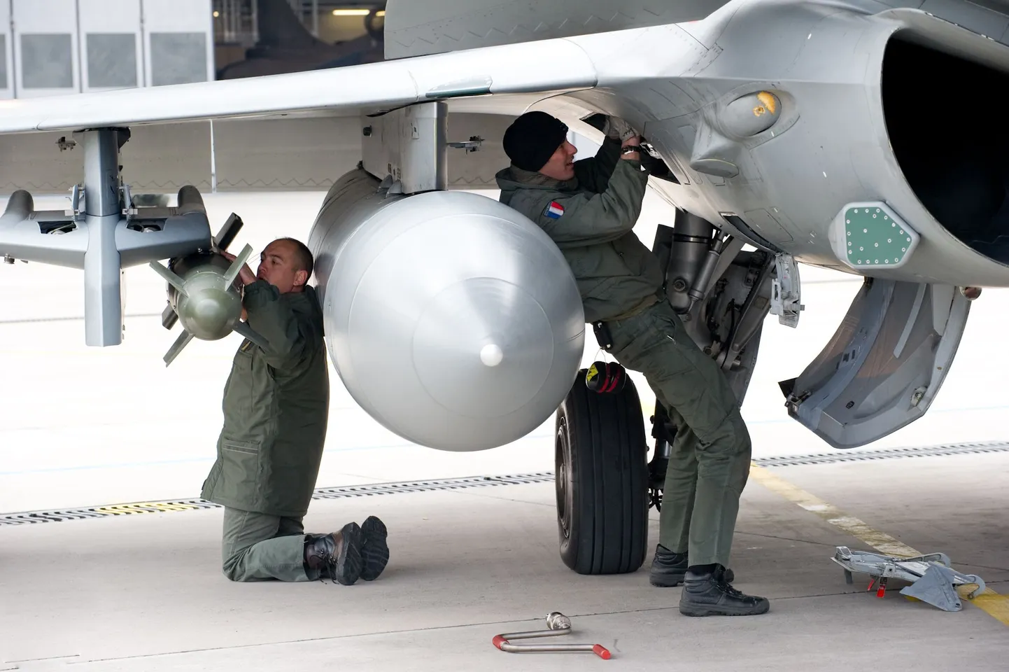 Подготовка французских самолетов к операции в Ливии.