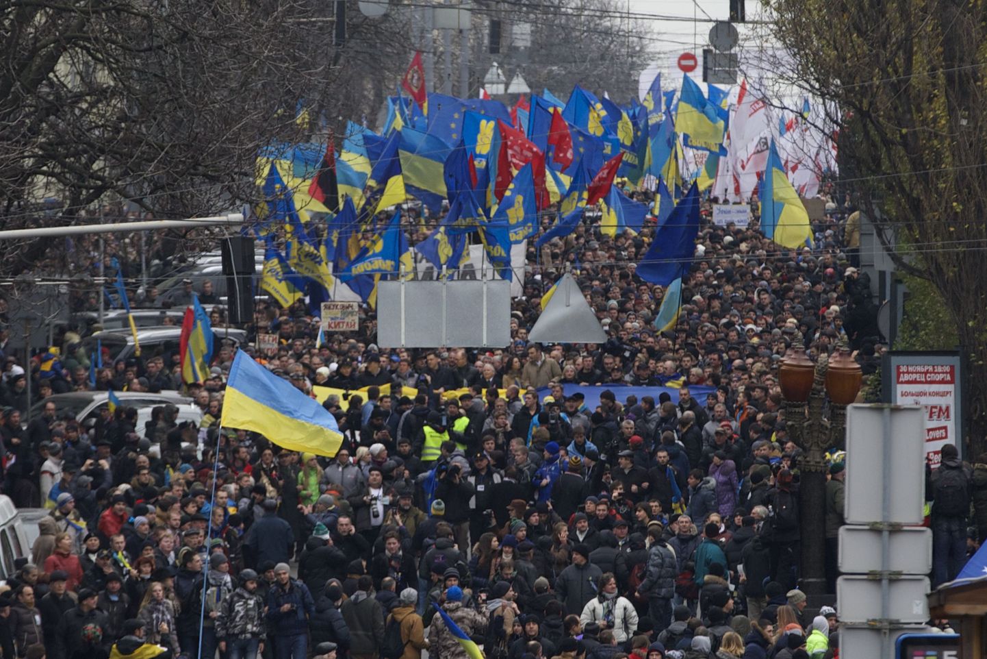 Tuhanded ukrainlased marssisid täna Iseseisvuse väljaku poole Kiievis. Hinnanguliselt oli kokkutulnuid 50 000.
