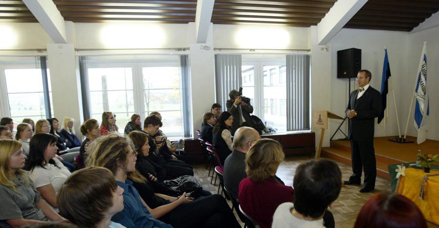 Eile andis Eesti Vabariigi president koolitunni Lääne-Virumaal Haljala gümnaasiumis.