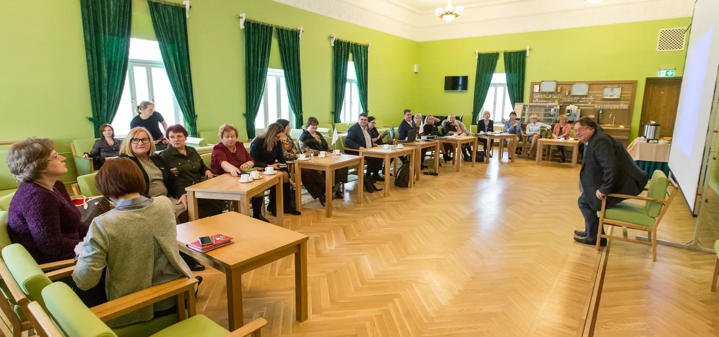 Под руководством канцлера Министерства образования и науки Марта Лайдметса в кафе Кохтла-Ярвеского центра культуры собралась рабочая группа - руководители города и директора русских школ, а также сторонники сохранения эстоноязычной гимназии.