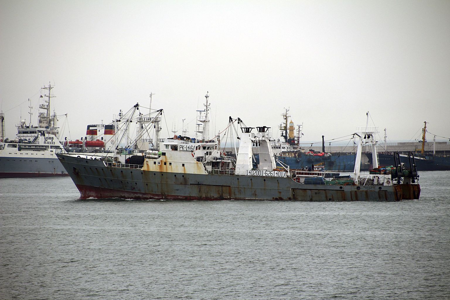 Lõuna-Korea kalalaev Oryong 501 (keskel) uppus eile.
