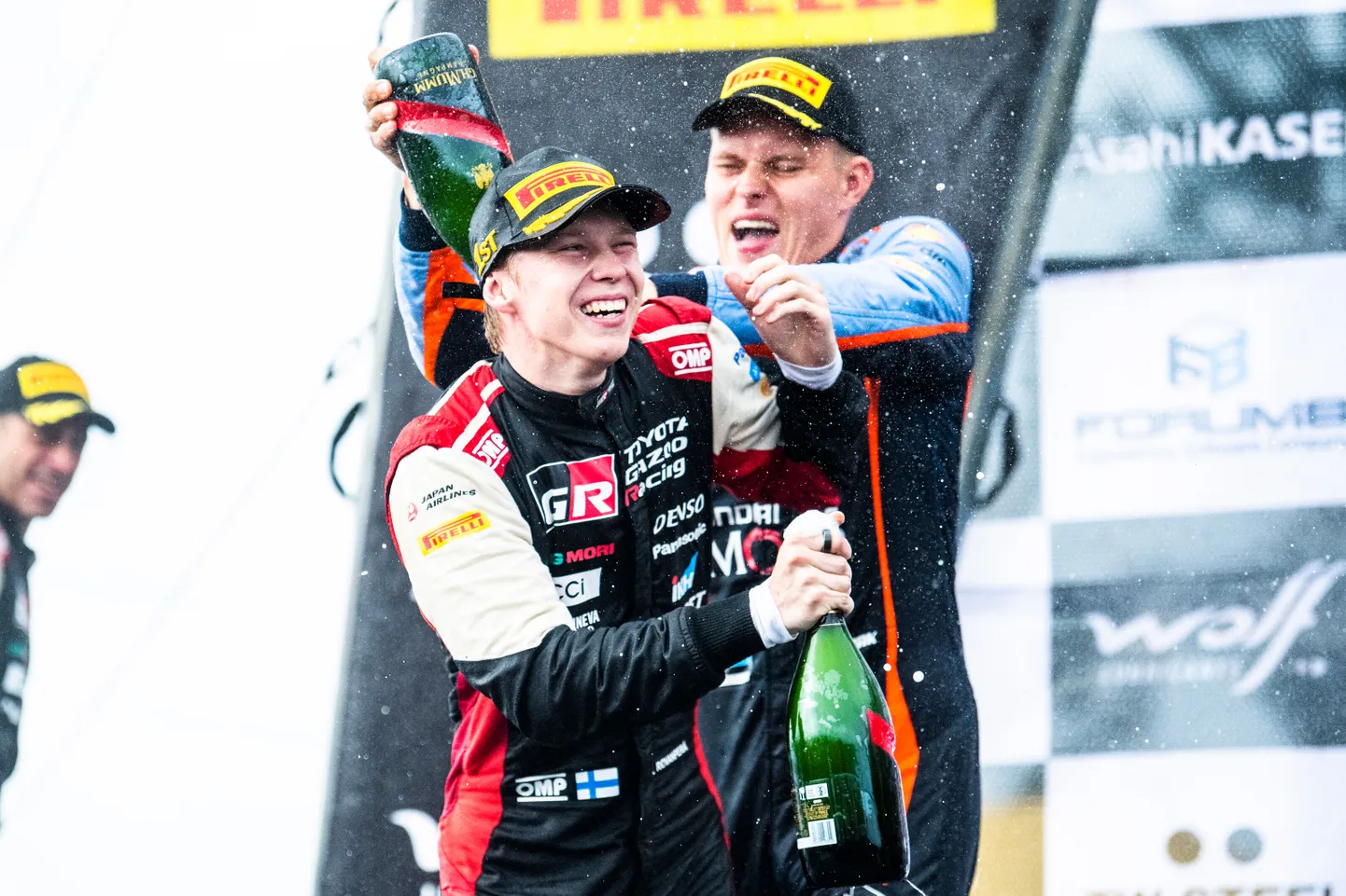 Ott Tänak (paremal) ja Kalle Rovanperä Uus-Meremaa ralli poodiumimöllus. .