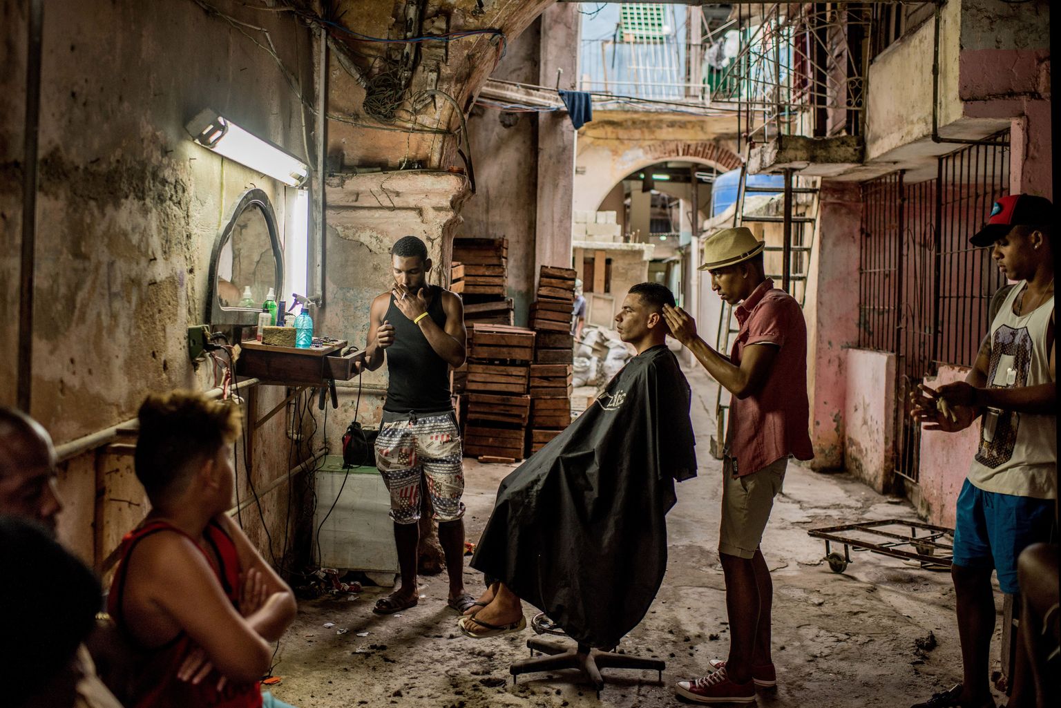 Ajahambast puretud habemeajamistöökoda Havannas. Pilt on tehtud Kuubal seda riiki 1959. aastast saadik juhtinud Fidel Castro matuse ajal möödunud aasta detsembris.