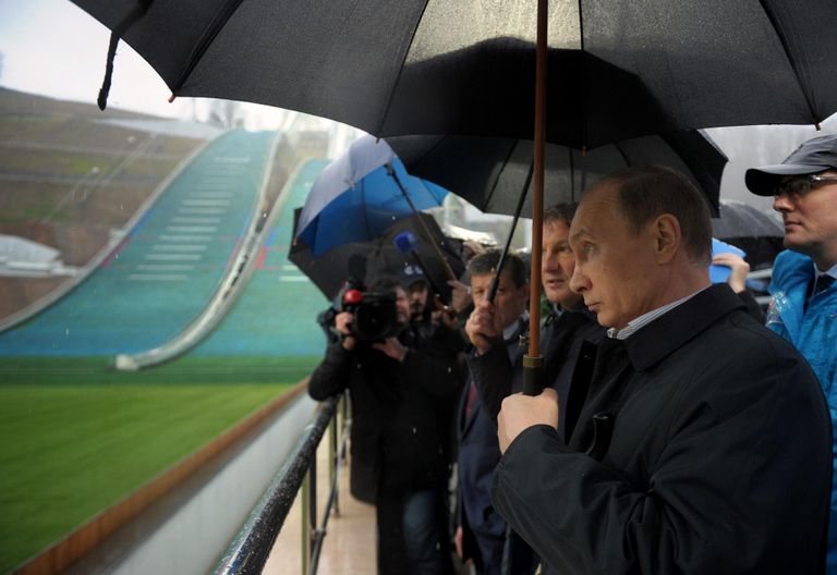 President Vladimir Putin 2013. aastal inspekteerimas Krasnaja Poljanas Sotši olümpia suusahüppemägede valmimist.