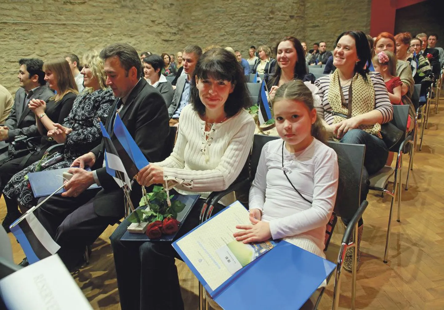 Вчера свидетельства о гражданстве ЭР получили 54 человека, среди них Нелли Никифорова с дочкой Анной (на переднем плане).