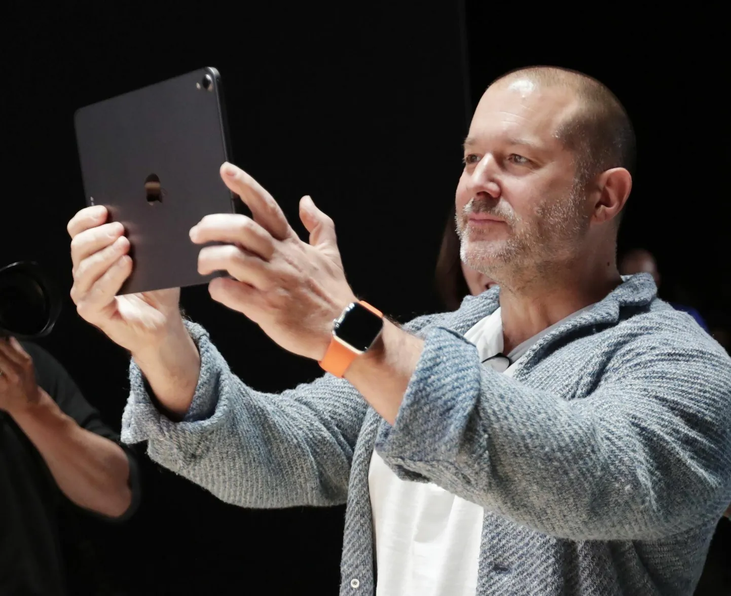Jony Ive demonstreerimas uut sülearvutit mõned nädalad enne lahkumist Apple’ist 2019. aasta juunis.