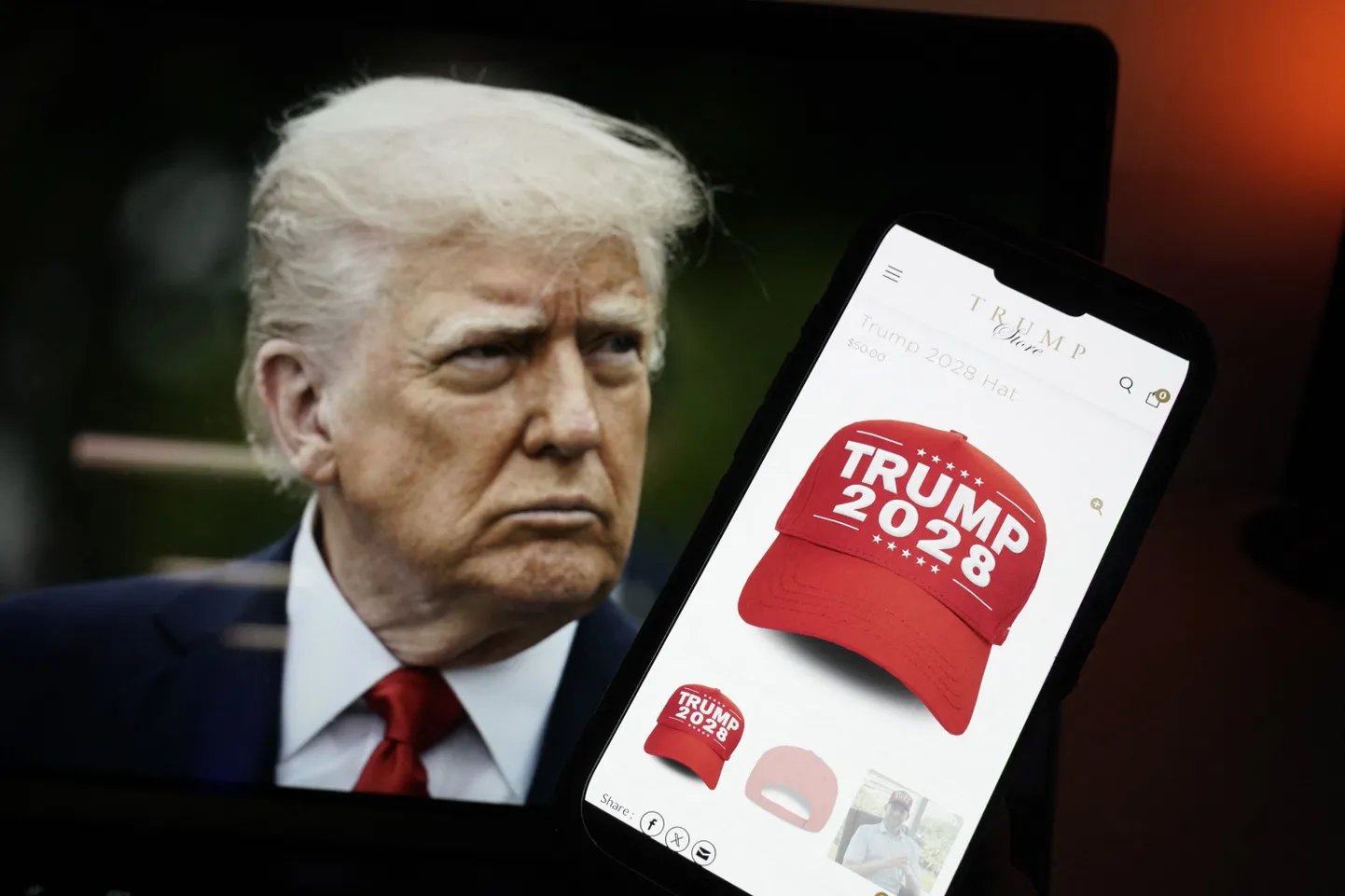 Компания Trump Organization продает красные кепки с логотипом Trump 2028.