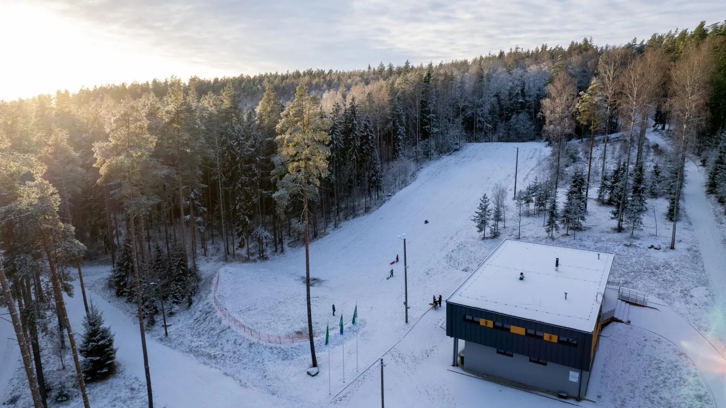 Vooremäe tervisespordikeskuse juures sai neljapäeval kelgutada, järgmisel talvel aga ehk juba ka suusatada.