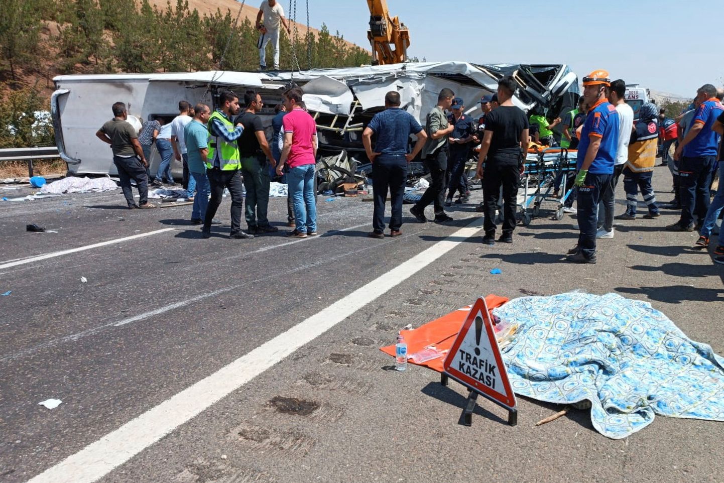 Türgi kaguosas sai liiklusõnnetuses surma 15, kannatada 22 inimest.