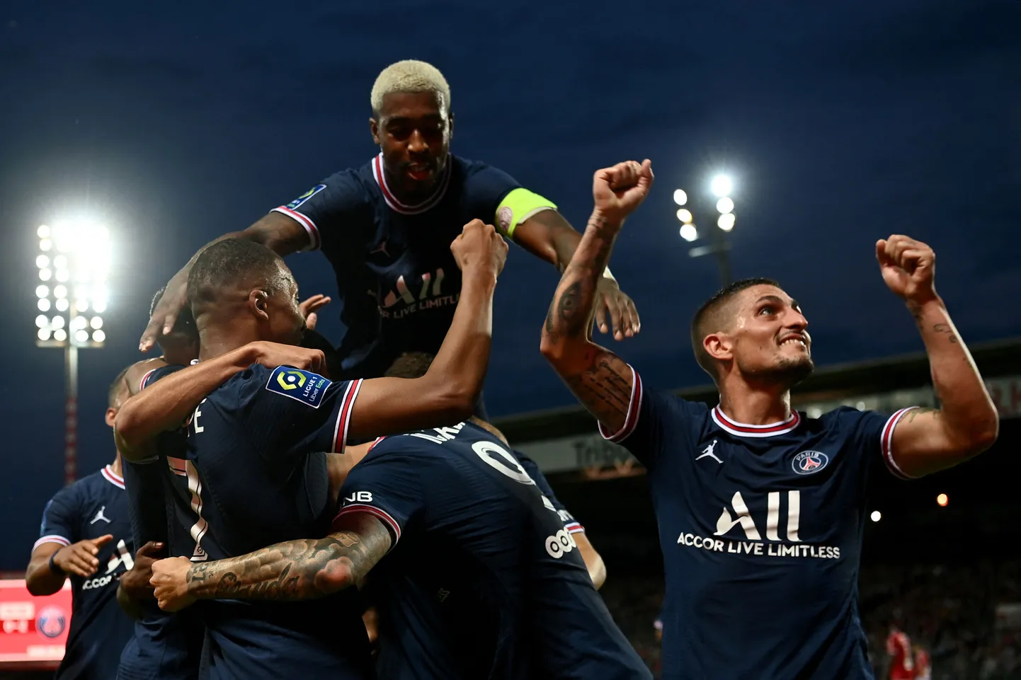 PSG mängijad väravat tähistamas.