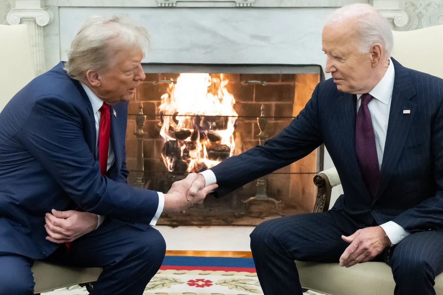 USA president Joe Biden surumas ametisse astuva presidendi Donald Trumpi kätt Valge Maja ovaalkabinetis 13. novembril 2024.