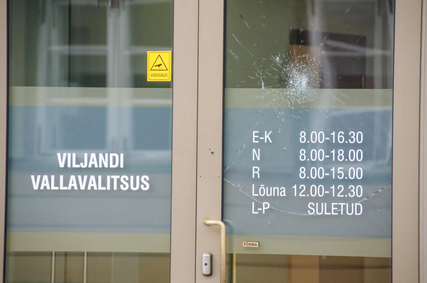 Selline nägi välja jääkarukostüümi kandnud Riido Raja lõhutud ukseklaas.