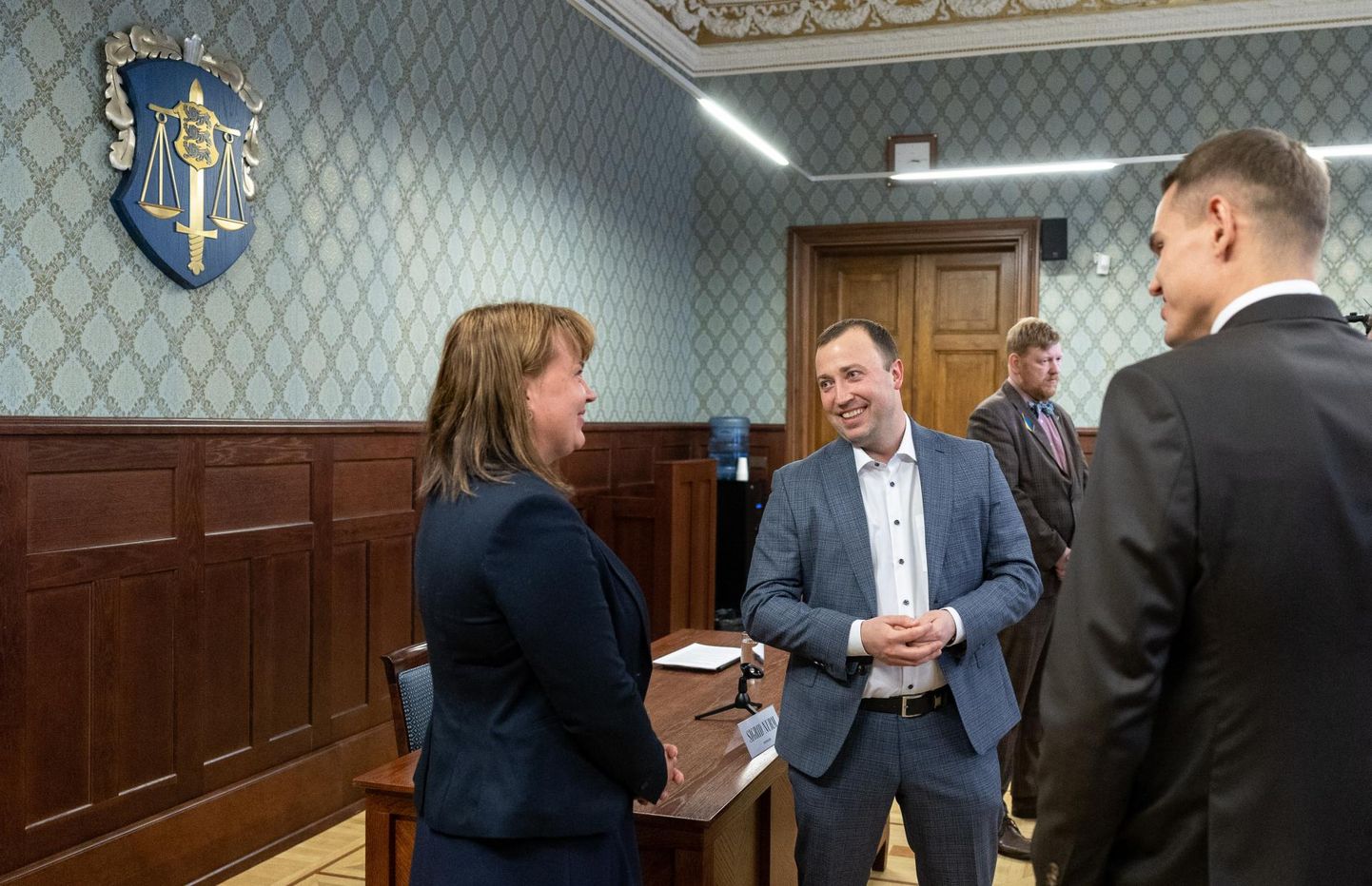 Peaprokurör Andres Parmas (pildil taamal) ja riigiprokurör Sigrid Nurm (vasakul) teatasid neljapäeval, et prokuratuur lõpetab võimaliku rahapesu uurimise Swedbankis. Pildil lisaks Swedbanki kaitsjad Rauno Ligi (valge särgiga) ja Lembit Tedder.