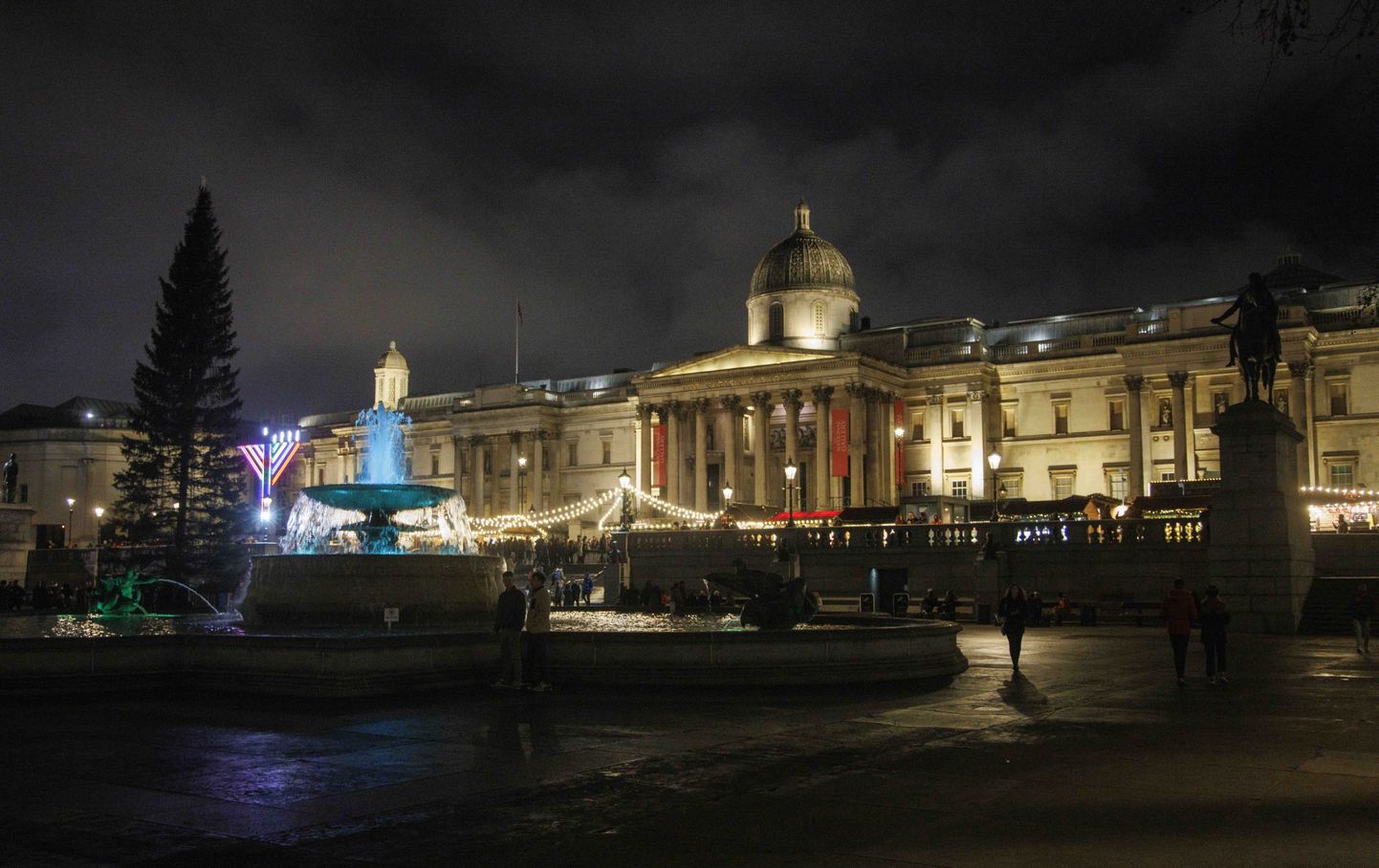 В поддержку Украины в Лондоне приглушили огни на елке на Трафальгарской площади.