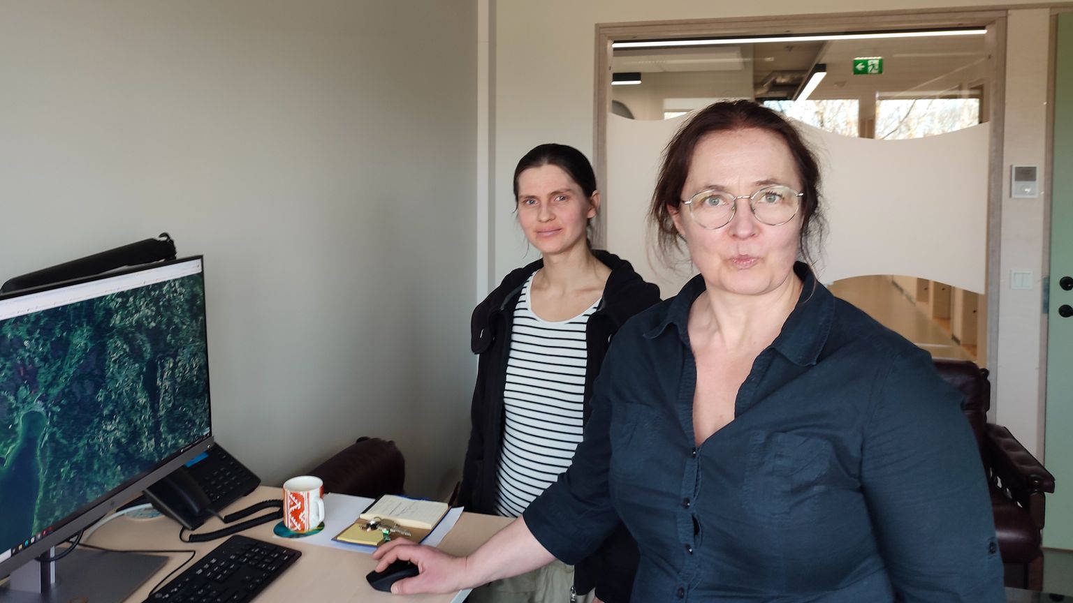 Professor Maarja Öpik (paremal) ja teadur Krista Takkis Oecologicumis demonstreerimas arvutiekraanilt rohemeetrit, millega on võimalik hinnata maastiku elustiku kvaliteedi.
