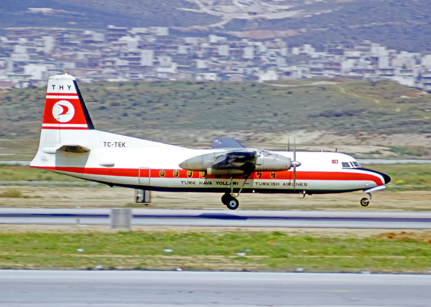 Turkish Airlines on pika ajalooga lennufirma. Aastast 1973 fotol võib näha Fokker 27 propellerlennukit, mida tänapäeval enam ei kasutata.