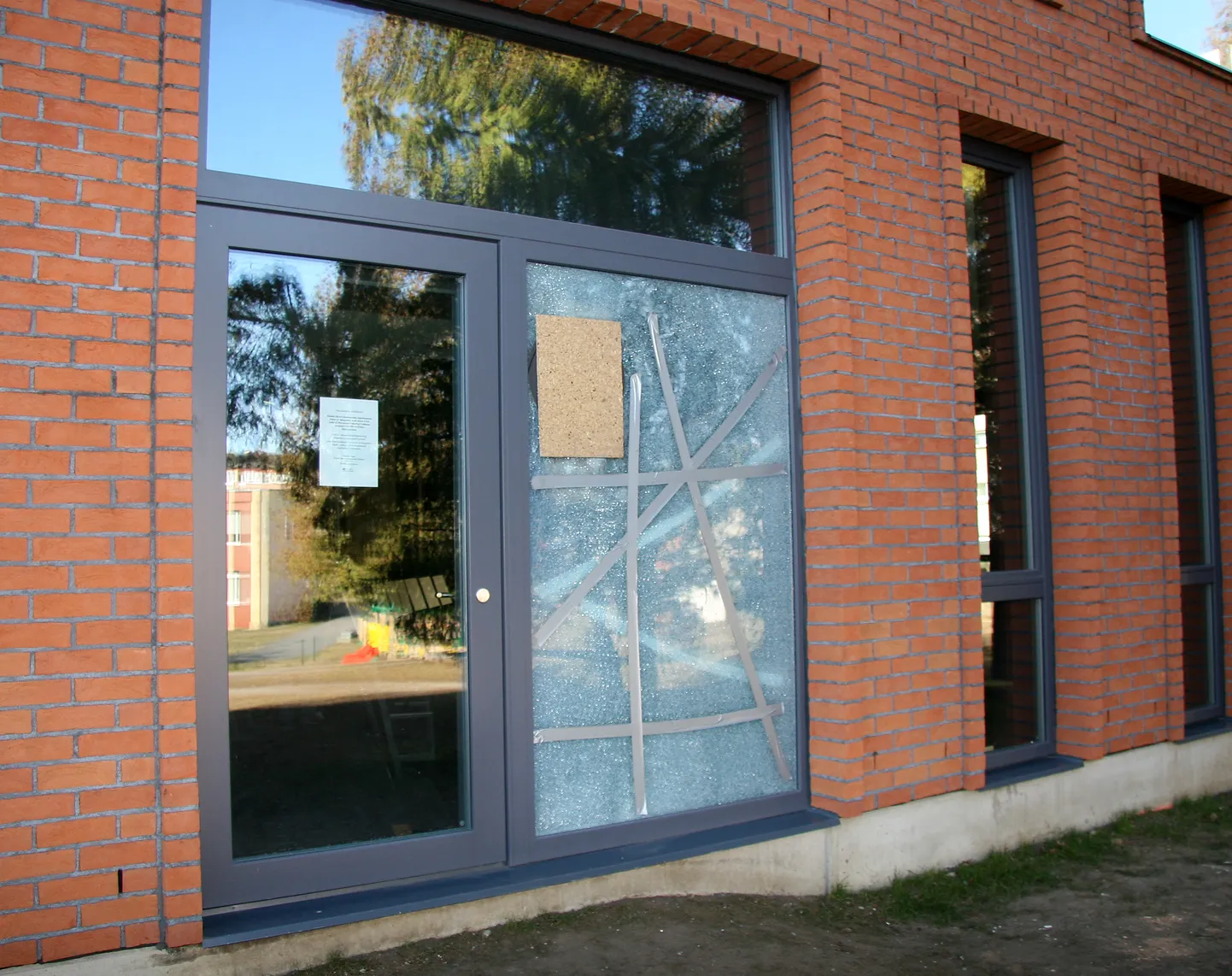 Kohtla-Järve gümnaasiumi Ernst Öpiku auditooriumi kõrval asuv suur aken lõhuti pühapäeva õhtul.