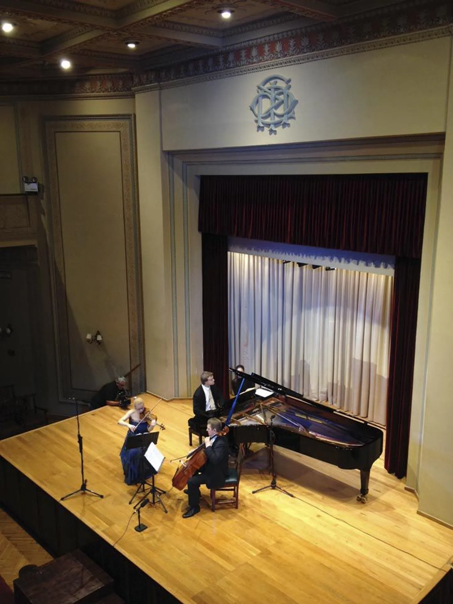 Eleegiline trio