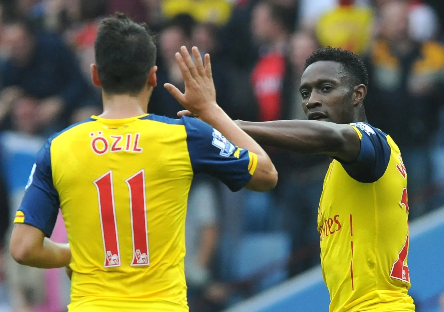 Mesut Özil (vasakul) ja Danny Welbeck väravat tähistamas.