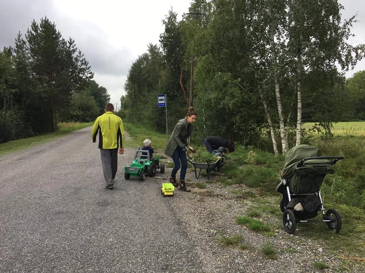 Rohtukasvanud bussipeatus sai 1. septembriks kasitud. Koolijütsid paistavad nüüd murututtide vahelt välja.