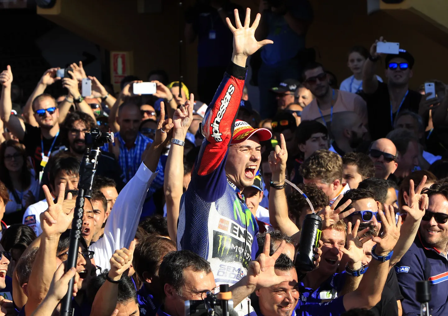 Jorge Lorenzo MM-tiitli üle rõõmustamas. Nüüd on hispaanlane maailmameistriks tulnud viiel korral.