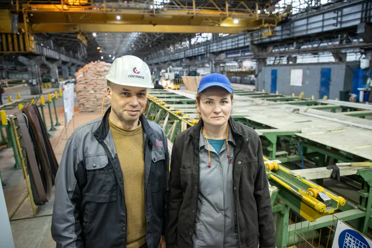 Nikopoli torutehase omanik ja juhatuse esimees Juri Atanassov koos Irõnaga, kes tuli tehasesse tööle just täiemahulise sõja ajal. 45-aastane naine ütles, et tehas otsis aktiivselt naisi tööle, sest mehi ju pole.
