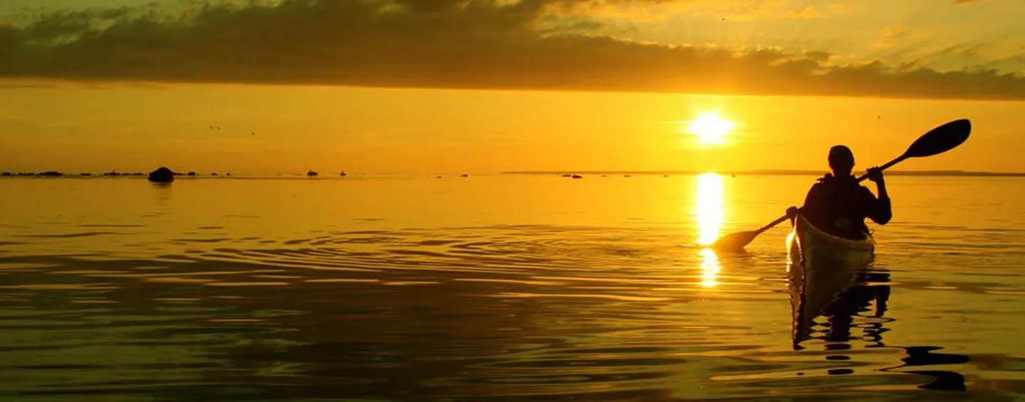 Ümber saare aerutajad liiguvad matka algul loojuva päikese poole, seejärel vajub päikeseketas merre nende vasema õla taga, viimasel õhtul taas silme ees. Ilm oli valdavalt ilus ja meri rahulik, kuid üks matkaline käis lainetuses ka kummuli.