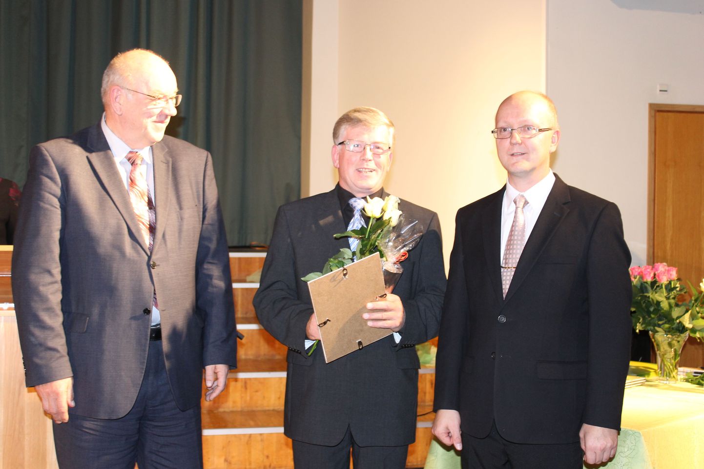 Jõgeva linna aasta õpetaja Vello Mägi (keskel) koos Jõgeva linnapea Aare Olgo (vasakul) ja linnavolikogu esimehe Mati Kasega (paremal).
