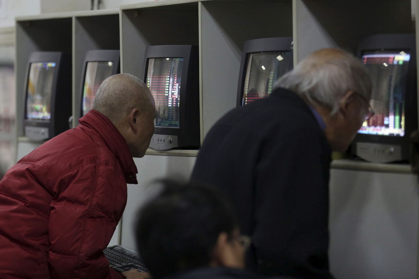 Investorid Shanghai maakleribüroos aktsiahindadega ekraane põrnitsemas.