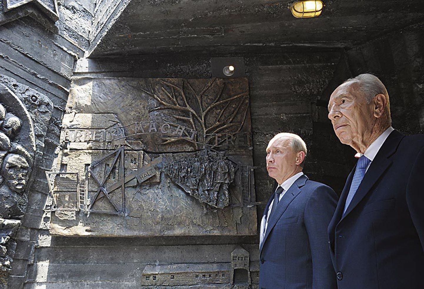 Vladimir Putin ja Shimon Peres Netanya kuurortlinnas Punaarmee võidule pühendatud memoriaalil.