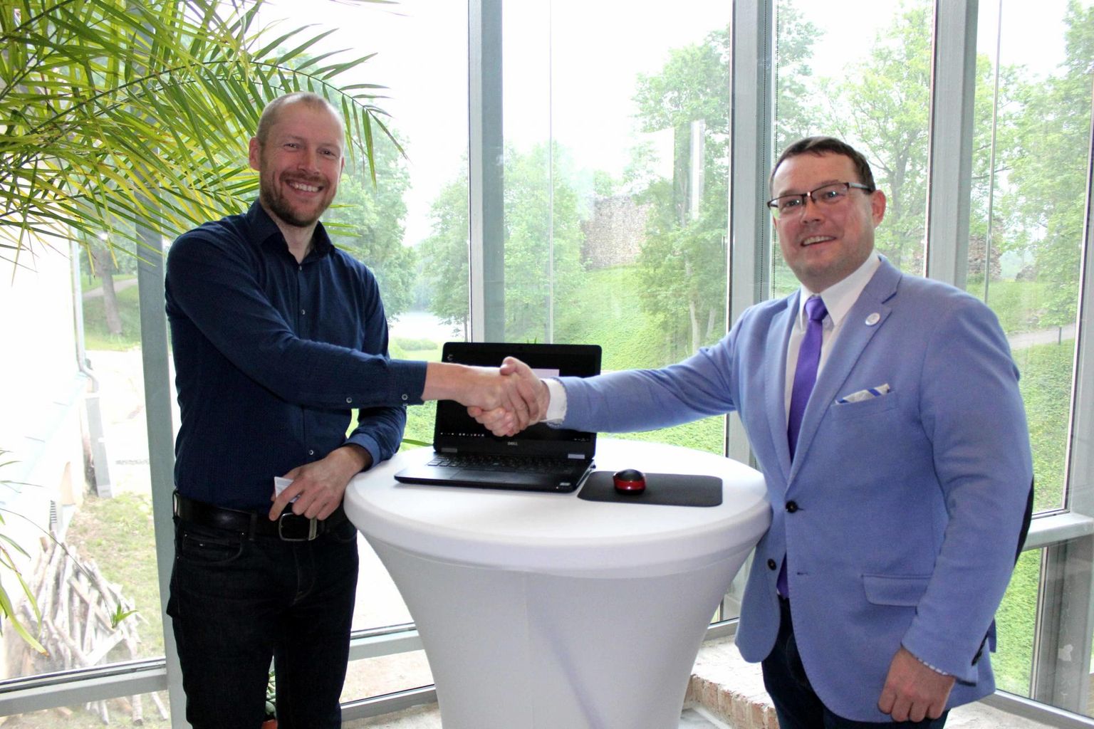 Viljandi linnapea Madis Timpson ja Eesti pärimusmuusika keskuse juhataja Tarmo Noormaa kirjutasid teisipäeval alla koostöölepingule.