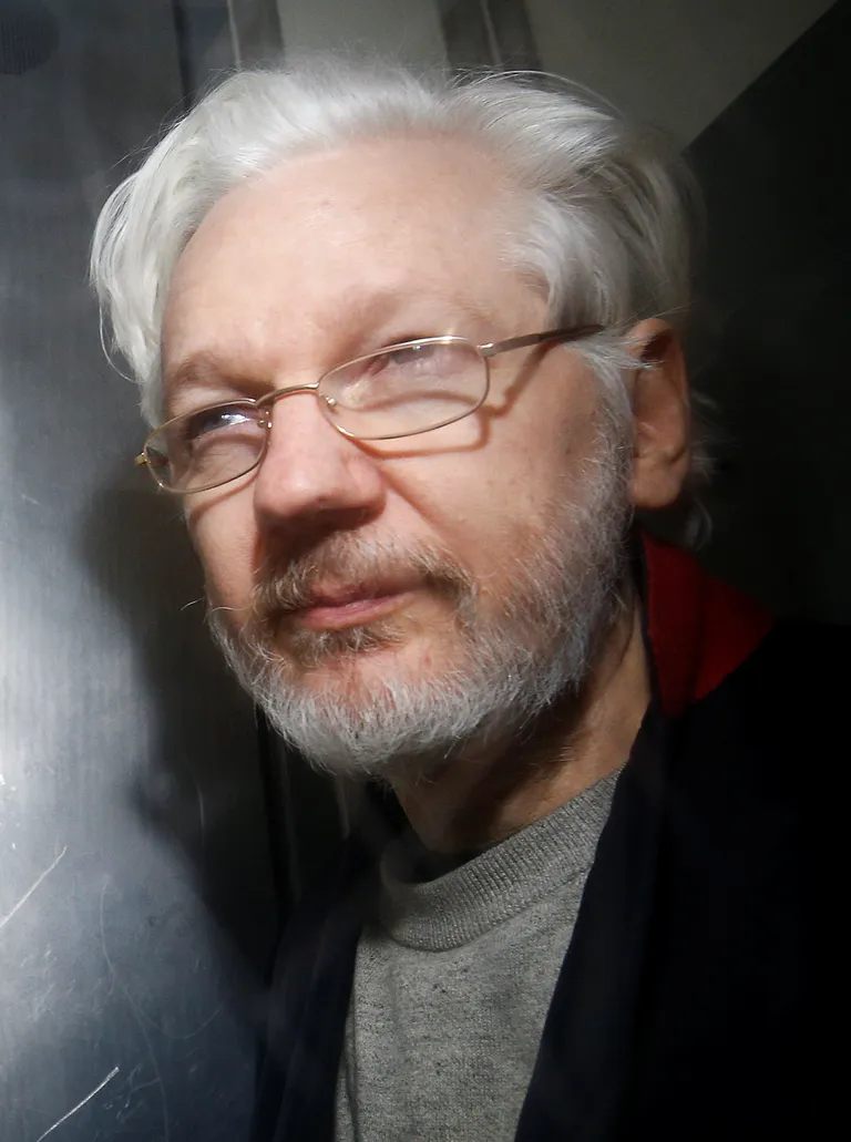 Julian Assange 13. jaanuaril Londoni Westminsteri kohtus