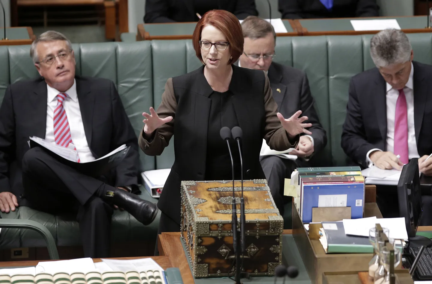 Austraalia peaminister Julia Gillard täna Canberras parlamendi ees.