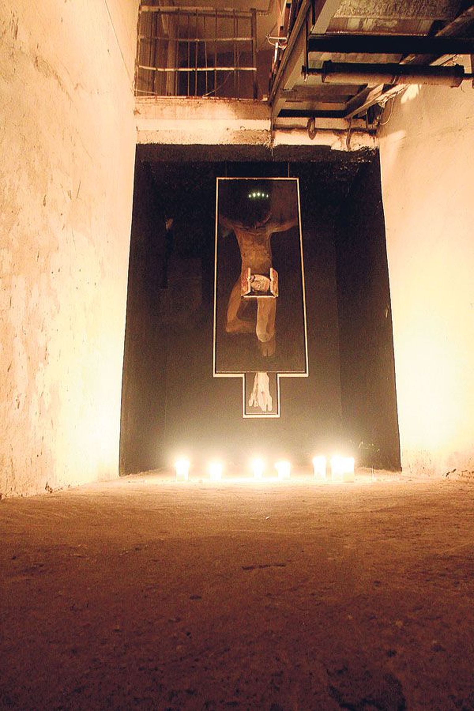 Nadežda Tšernobai näitust «Altarid. Vol 2» saab Nooruse galeriis vaadata 13. septembrini. Tema esimene «Altarite» väljapanek oli talvel 2011 kunstimaja monumentaalgaleriis.