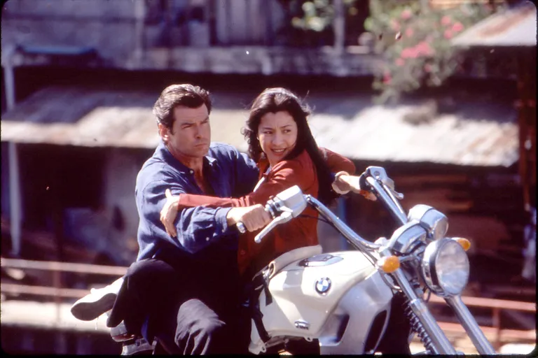 PIERCE BROSNAN ja MICHELLE YEOH