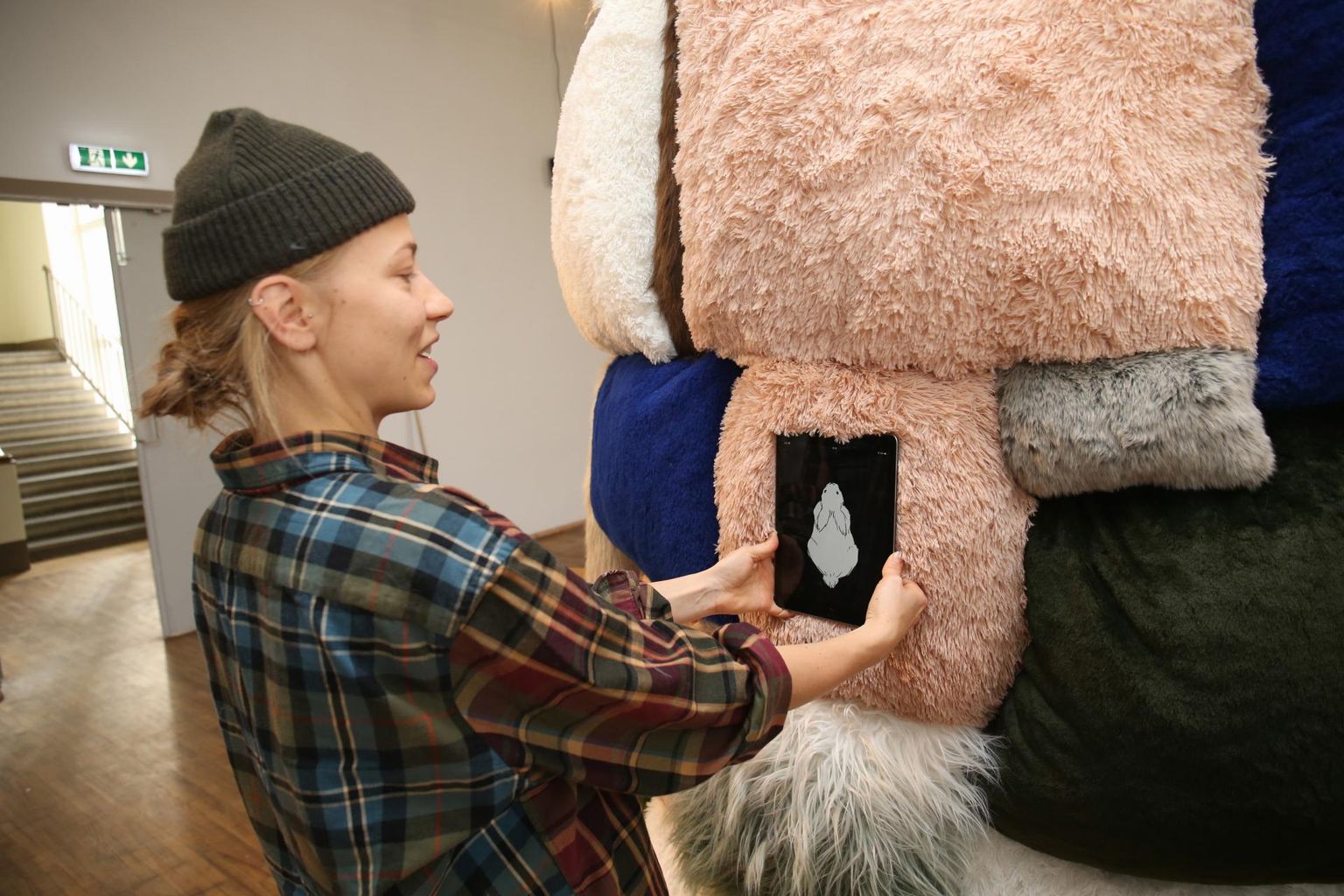 Töörõivais Kristel Saan sättis oma installatsiooni «Rabbit Owners Meeting».