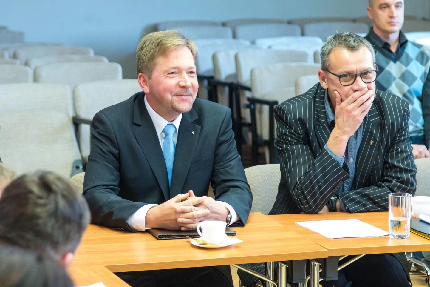 Otepää volikogu esimees Jaanus Barkala (vasakul) lausus istungil, et ka tema küsis Jaanus Raidalilt vastuseid. «Küsimuse peale, miks näidud ei klapi, oli vastus, et tegu Ameerika autoga, millel elektroonne spidomeeter,» sõnas Barkala.