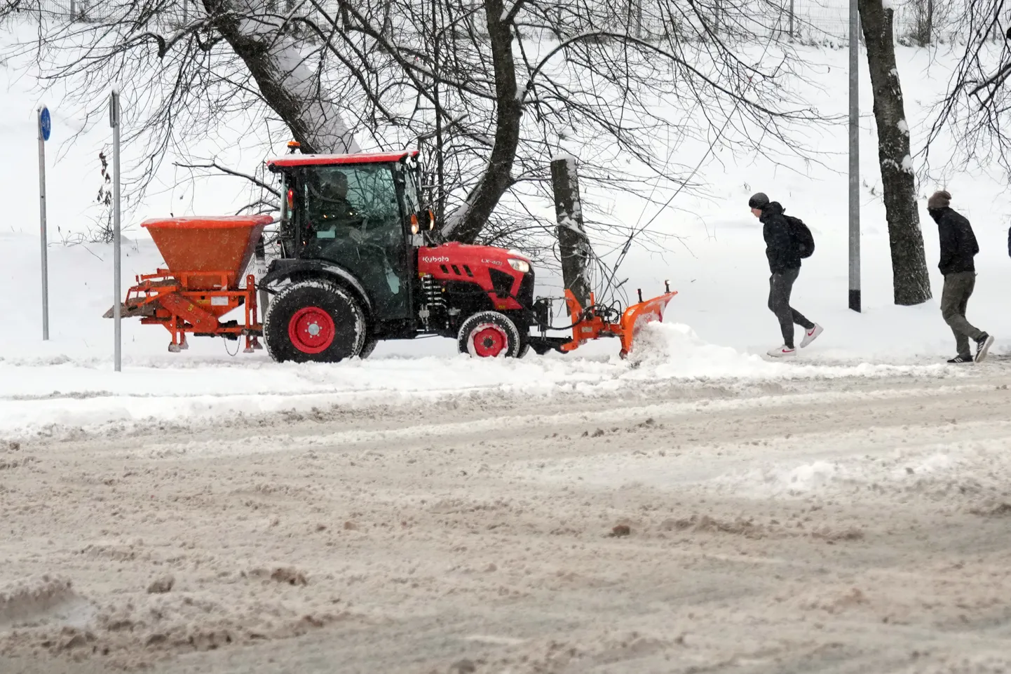 Очистка снежных улиц Риги.