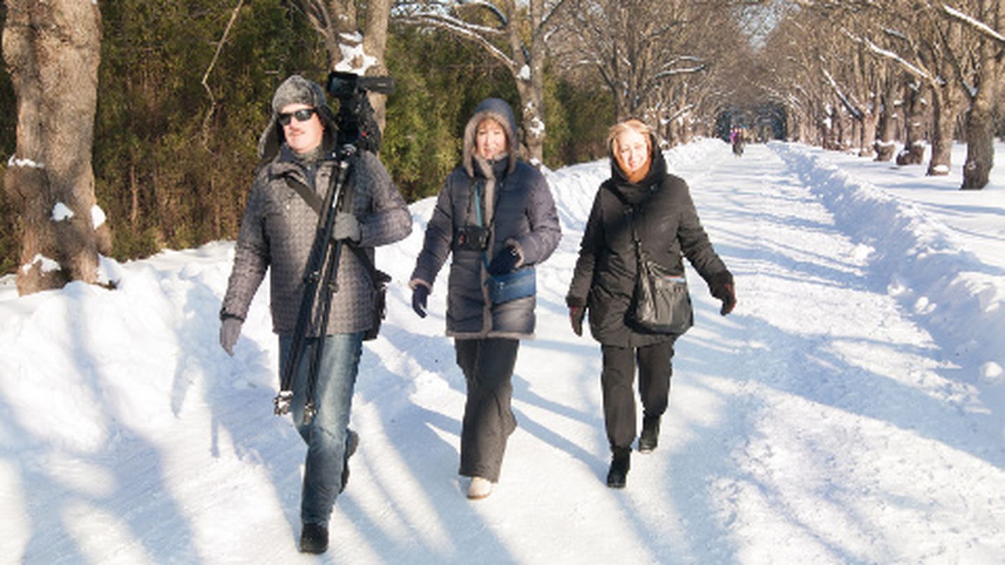 "Milline ilu!" õhkasid Venemaa ajakirjanikud Eesti Vabariigi aastapäeval Toila Oru pargis jalutades. Maria Suhova (keskel) ja Jelena Ušakova lubasid näidata Peterburi elanikele Ida-Virumaa kaunist loodust ja aktiivse puhkuse võimalusi.