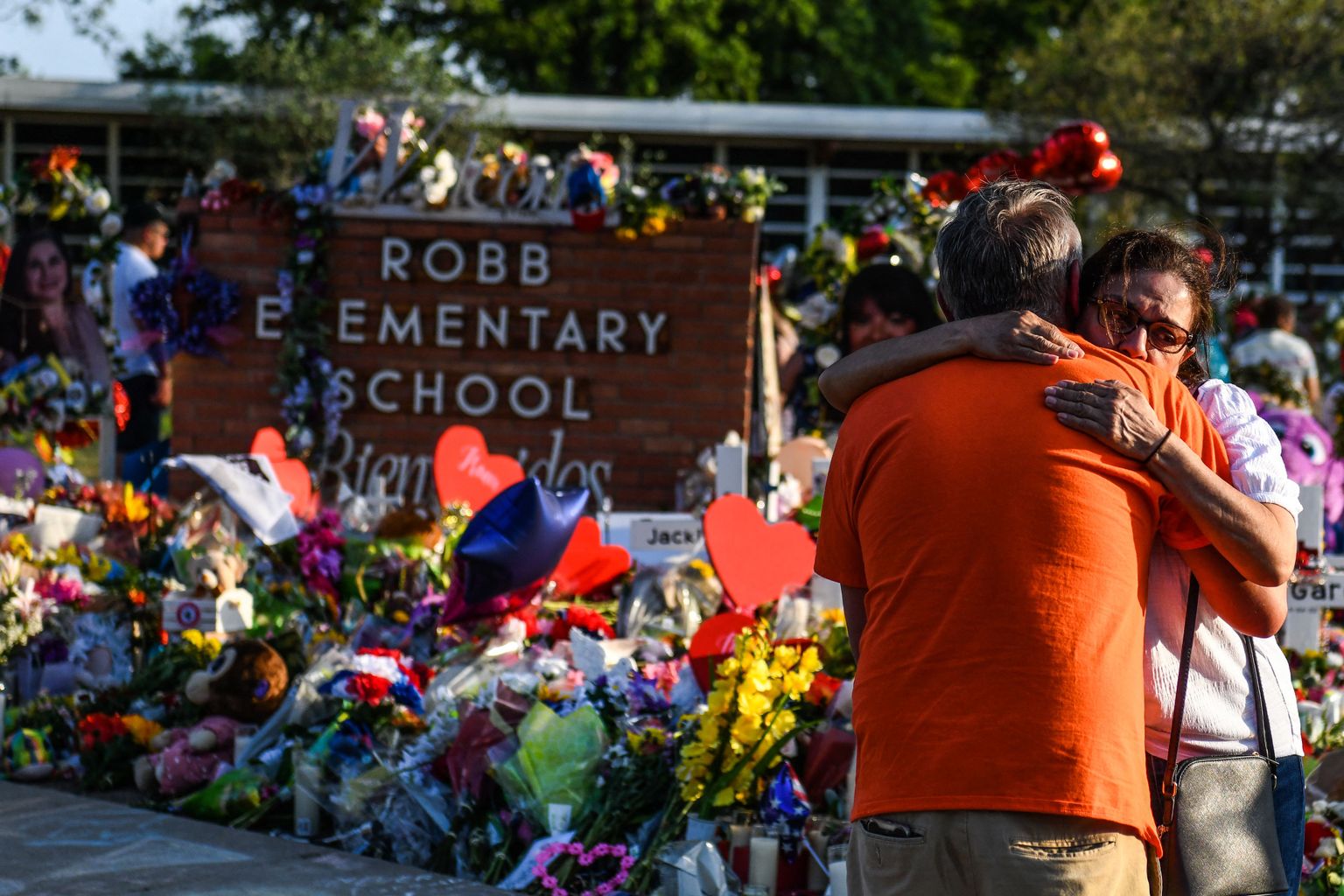 USA-s Texases Uvaldes asuv Robbi põhikool, kus 24. mail avas tule 18-aastane Salvador Ramos, tappes 19 last ja kaks õpetajat. Pildil hukkunute mälestuseks toodud lilled kooli juures
