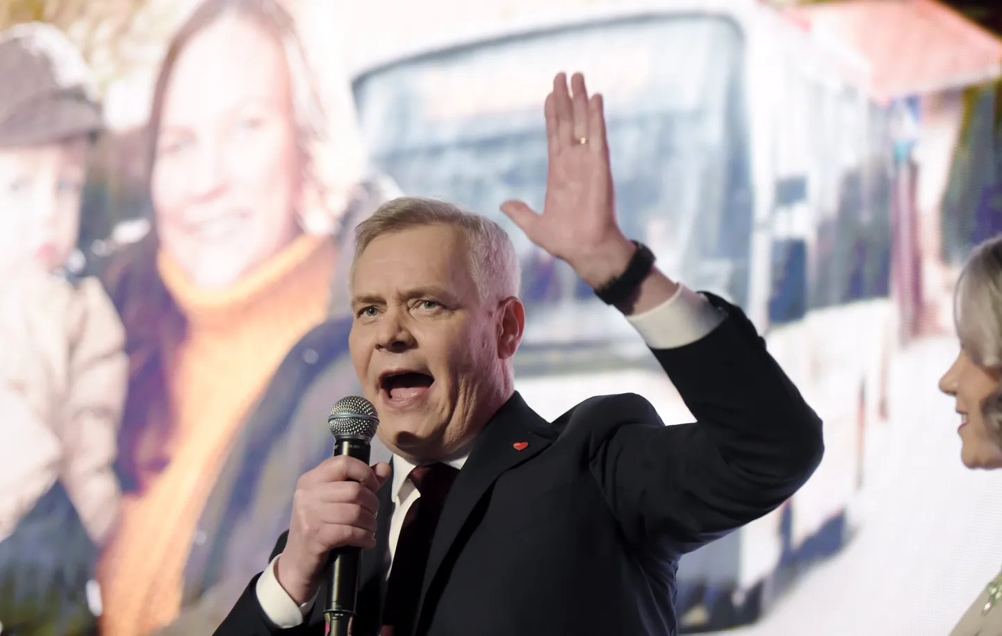 Soome sotside liider Antti Rinne võidukõnet pidamas.